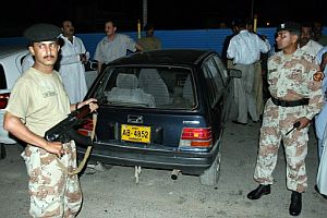 La polica pakistan custodia el coche tras desactivar la bomba. (Foto: AFP)