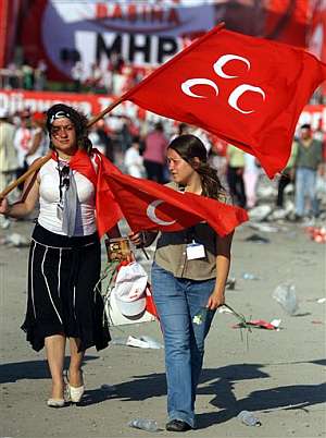 Dos seguidoras del ultranacionalista MHP, tras un mitin durante el cierre de campaa. (Foto: AFP)