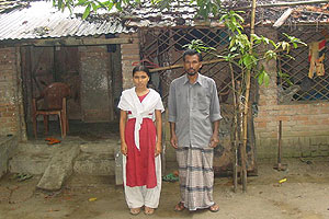 Habiba posa junto a su casa con su padre, Siddique Sana. (Foto: Abu Ahmed)