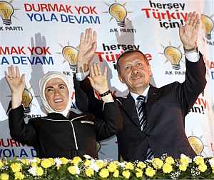 Erdogan, junto a su esposa, saluda a sus seguidores. (Foto: AP)