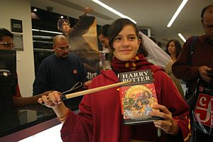 Una seguidora espaola de Harry Potter sostiene en sus manos la conclusin -en ingls- de la saga. (Foto: EFE)