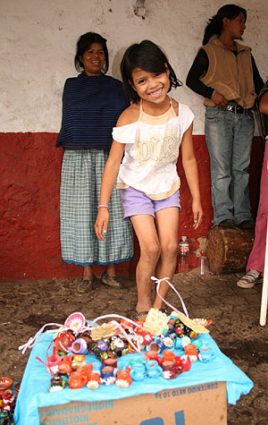 Rosario y su sonrisa, protagonistas del da en la Ruta Quetzal. (Foto: elmundo.es)