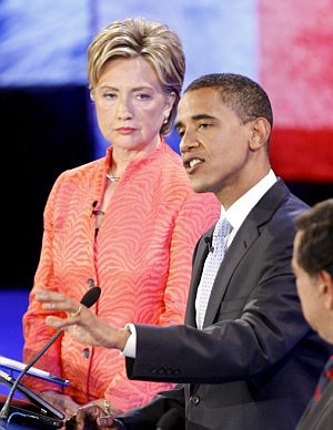 Hillary Clinton escucha a Barack Obama en una de sus intervenciones. (Foto: EFE)