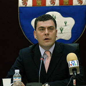 El actual alcalde de Legans, Gmez Montoya, durante su toma de posesin. (EFE)