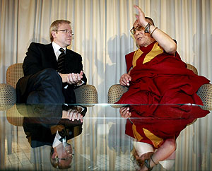 Kevin Rudd, en una entrevista con el Dalai Lama en Camberra. (Foto: Reuters)