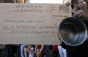 Varias personas muestran una pancarta de protesta durante la manifestacin. (Foto: EFE)