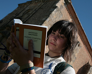 Una rutera lee a Machado durante la visita. (Foto: ngel Colina)