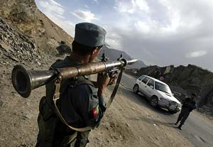 Un polica afgano monta guardia en un puesto de control. (Foto: REUTERS)