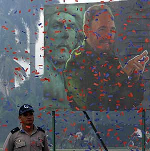 Confeti ante un cartel de Fidel Castro, en Camagey. (Foto: REUTERS)