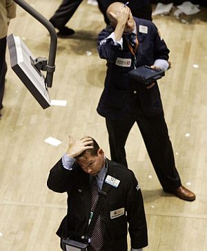 Dos analistas de Wall Street se echan la mano a la cabeza tras un da negro en la Bolsa. (Foto: AP)