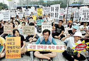 Decenas de personas piden en Seúl la liberación de los misioneros. (Foto: AP)