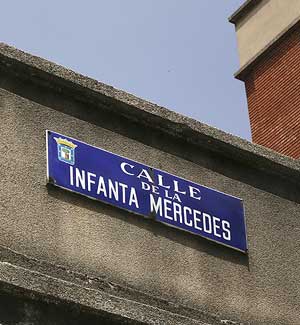 Placa de la calle de la Infanta Mercedes en Madrid. (Foto: Antonio M. Xoubanova)