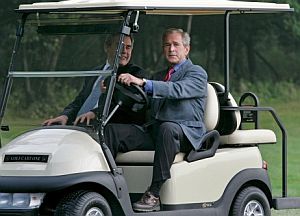 Ambos dirigentes han recorrido Camp David en un carro de golf. (Foto: EFE)