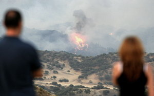 Una pareja observa los trabajos de extincin del incendio originado en Cerro Muriano. (Foto: EFE)