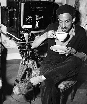 Ingmar Bergman, en el descanso de un rodaje en los años 60. (Foto: AFP)
