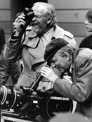 Ingmar Bergman (drcha.) junto al productor sueco Sven Nykvist durante el rodaje de 'Fanny y Alexander'. (Foto: AP)