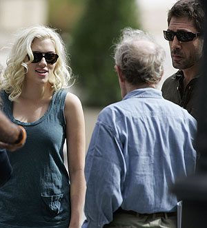 Scarlett Johansson y Bardem reciben instrucciones del director. (Foto: REUTERS)