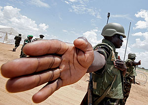 Soldados de la Unin Africana organizan el trfico en el sur de Darfur. (Foto: AFP)