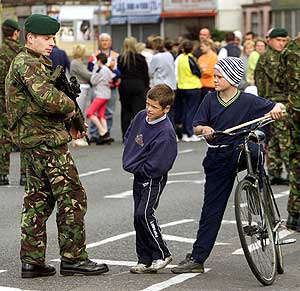 Un soldado britnico vigila una calle de Belfast, en Irlanda del Norte (Foto: AFP)