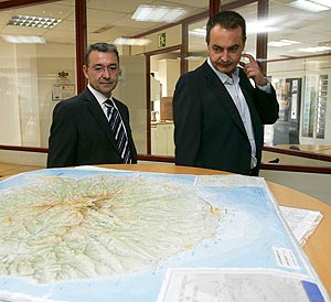 Rivero y Zapatero, en el Centro Coordinador de Emergencias y Seguridad. (Foto: EFE)