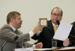 El presidente de la comisión parlamentaria muestra los informes de la caja negra. (Foto: EFE)