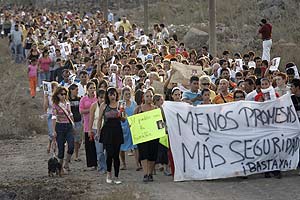Manifestacin de protesta por la muerte de la joven en Tenerife. (Foto: AFP)
