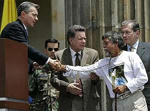Moncayo saluda a Uribe tras su discurso en la plaza de Bolvar. (Foto: AFP)