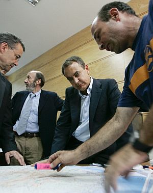 Zapatero, durante la visita al Centro Coordinador de Emergencias del Cabildo de Gran Canaria. (Foto: EFE)