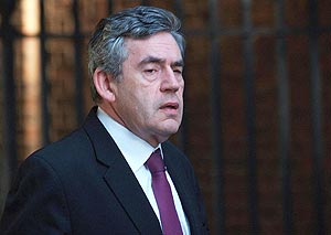 Gordon Brown, al regresar de sus vacaciones. (AP)