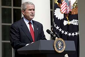 El presidente Bush comparece en los jardines de la Casa Blanca. (Foto: AFP)