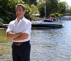 Sarkozy atiende a la prensa en la orilla del lago Winnipesaukee, en Wolfeboro. (Foto: EFE)