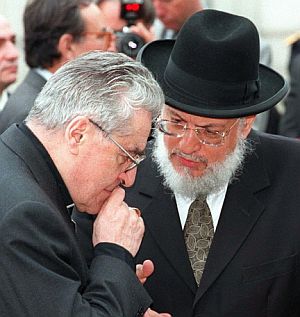 Lustiger (izqda), junto al Gran Rabino de Francia, Joseph Sitruk, en 1997, en Pars. (Foto: AFP)