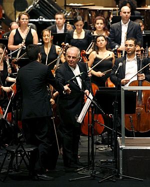 El director, frente a su orquesta, saluda al pblico. (Foto: EFE)