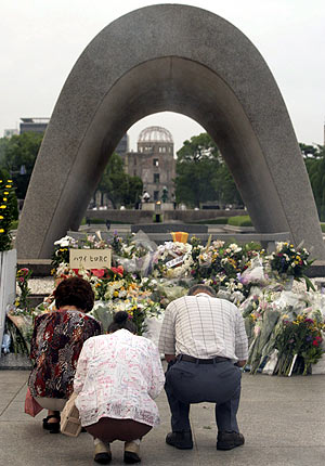 Varias personas conmemoran el aniversario de Hiroshima en el Parque de la Paz. (Foto: EFE)