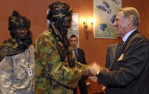 Jan Eliasson saluda a uno de los lderes de una de las facciones rebeldes. (Foto: AFP)