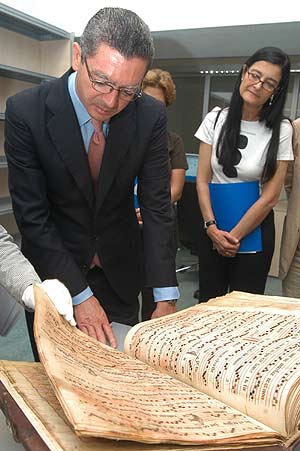 Gallardón en su visita a la Biblioteca Histórica del Conde Duque. (Foto: EFE)
