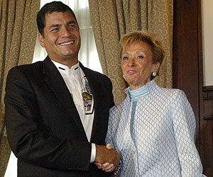 Rafael Correa, con Mara Teresa Fernndez de la Vega en Quito. (Foto: EFE)