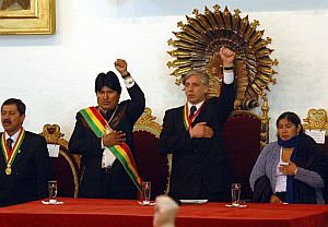 Evo Morales, el vicepresidente lvaro Garca y la presidenta de la Asamblea Constituyente Silvia Lazarte. (Foto: EFE)