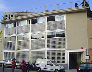 Edificio destinado a los 'sin techo' en Barcelona. (Foto: Vctor Mondelo)