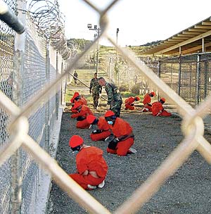 Dos marines custodian a varios presos en la Base de Guatnamo. (Foto: REUTERS)