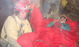 Annette Van Houtte es atendida dentro de la sima. (Foto: Guardia Civil)