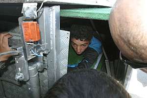 Un inmigrante es descubierto en los bajos de un camin en Ceuta. (Foto: EFE)