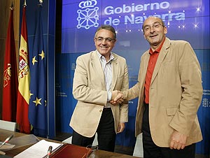 Miguel Sanz y Juan Cruz Alli, en la firma del acuerdo de Gobierno. (Foto: EFE)