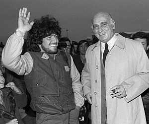 Nicolau Casaus, en una foto de archivo, junto a Maradona. (Foto: EFE)