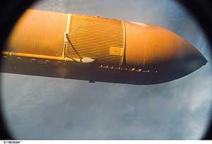 Imagen tomada desde el 'Endeavour' del momento en el que el deposito principal se separa de la lanzadera (NASA)