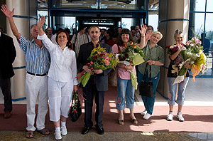 Las enfermeras bulgaras y el mdico palestino, a su llegada a Bulgaria el pasado24 de julio. (Foto: EFE)