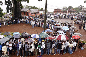 Los ciudadanos de Sierra Leona hacen largas colas para poder votar. (Foto: AFP)
