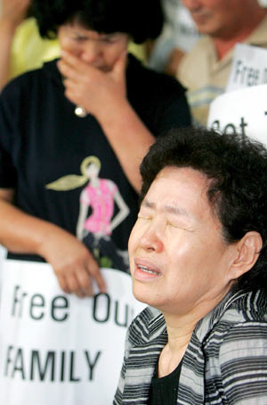 Familiares de los rehenes piden desesperados su liberacin. (Foto: EFE)