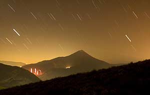 Exposicin fotogrfica prolongada en la que se apreca la lluvia de estrellas en el monte Damavand, al noreste de Teheran, Irn (REUTERS)