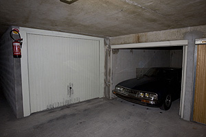 Interior del garaje en Biarrtiz (Francia) donde se ha hallado el arsenal de ETA. (Foto: Iaki Andrs)